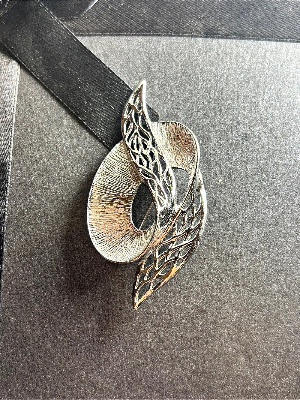 Vintage Celebrity NY Signed Silver Tone Ribbon Knot Filigree Brooch Pin 2-3/4”